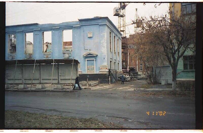 Негатив. Фасадная часть полуразрушенной Зари. Из серии Строительство Музея истории г. Снежинска