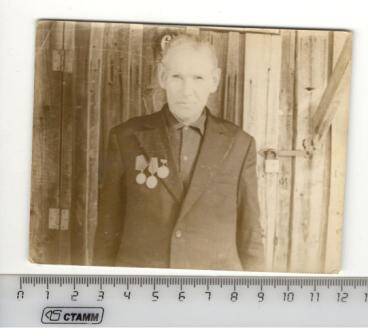 Фото участника Великой Отечественной войны Шайхуллина Ахмадиша Шайхулловича на фоне входной двери, по пояс.