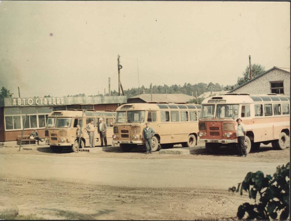 Фото. Маршрутные автобусы перед отправкой