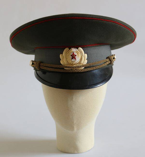 Фуражка форменная офицерская с кокардой.