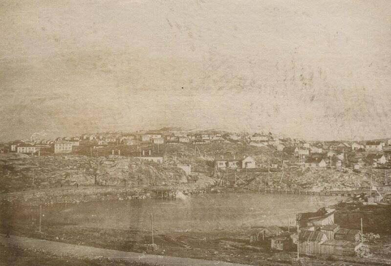 Фотография ч/б. Вид на новый городок. г. Полярный. В центре фото - озеро, вокруг озера сопки и деревянные дома.