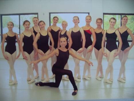 Фото групповое: Тодинова Светлана - балерина со своими воспитанницами.