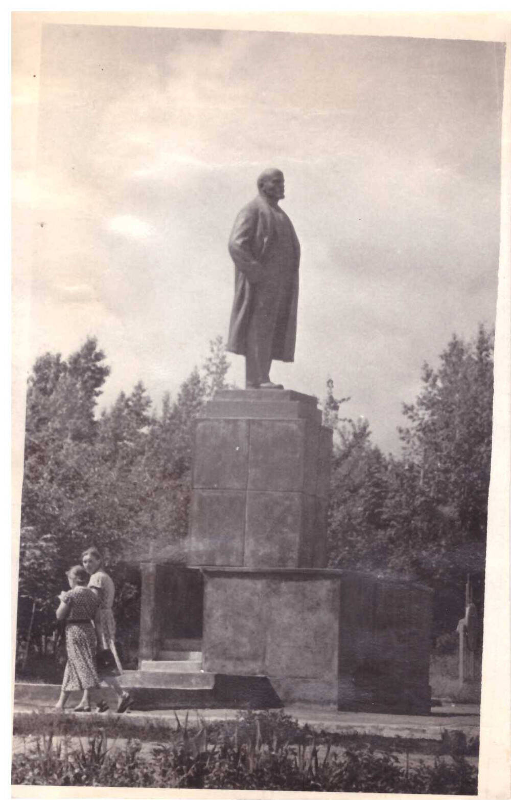 Фотография памятника В. И. Ленину на площади Победа г. Райчихинска