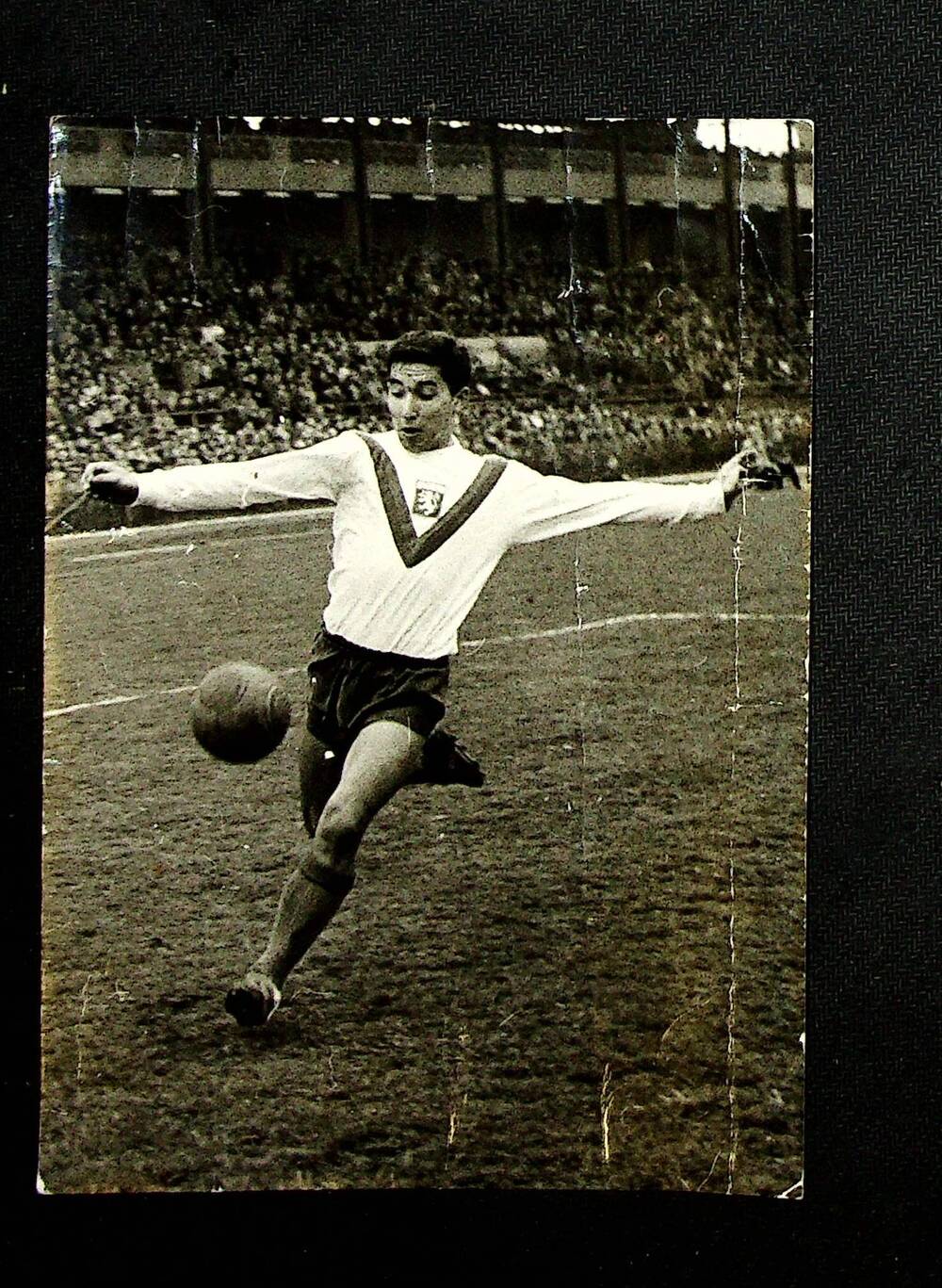 Фотография черно-белая. Жан Джоркаев ведет мяч во время футбольного матча.