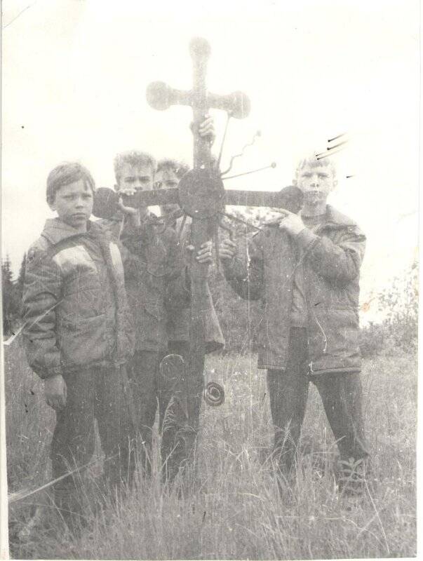 Фотография. Школьники в экспедиции по Соликамскому району около найденного церковного креста