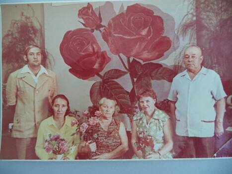 Фото групповое: Выставочная комиссия XIV районной выставки цветов 22-23 августа 1981 года в г.Ядрин.