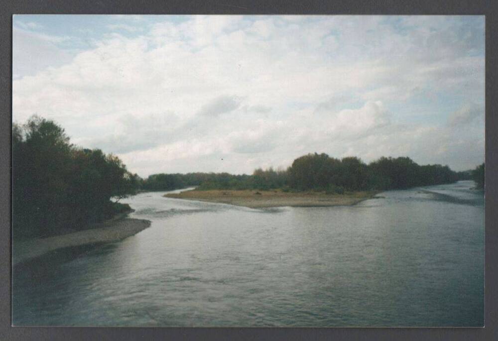 Цветное фото. Река Кубань. Вид с автомобильного моста в г.Невинномысске. Октябрь 2000 г. Автор Н.А.Гальфингер