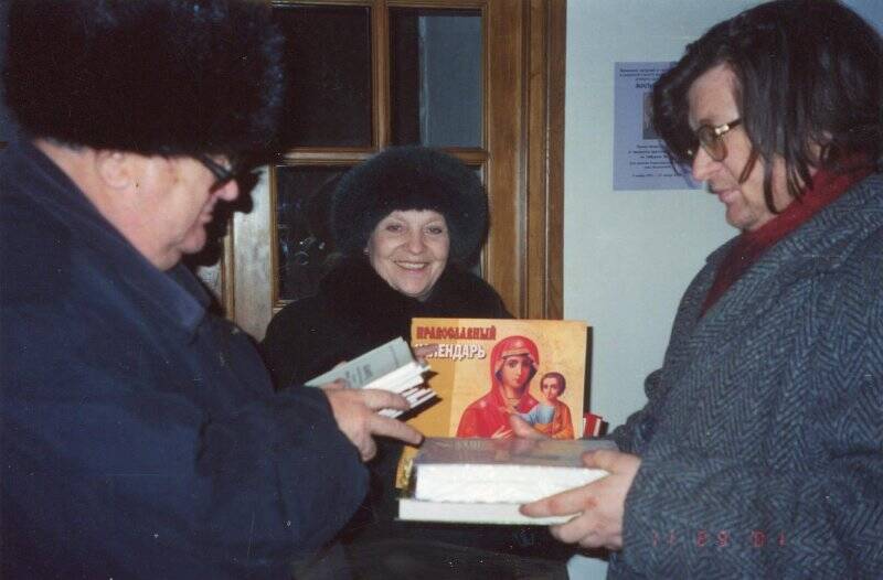 Фотография. Ферапонтов монастырь, 2001 г. Владимир  Алексеевич Ванчиков. В центре Полина Рожнова.