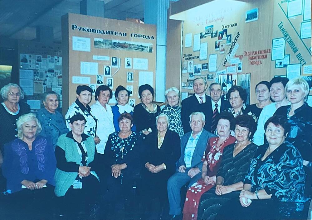 Фотография цветная групповая Встреча ветеранов труда медицинских учреждений г. Славгорода.
