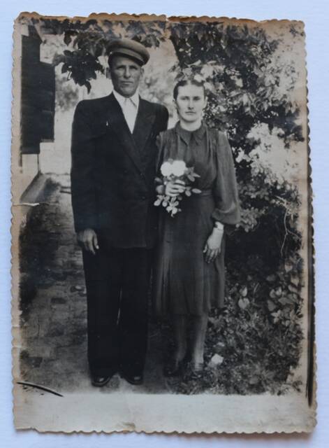 Фотография черно-белая, подлинник - на фоне дерева в полный рост 2 человека  - Коваленко С.Д.  и его жена  Морданова М.И. Снимок выполнен в ст. Троицкой.
