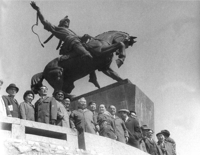 Фотография. Дни Якутской Литературы в Башкирии. У памятника Салавату Юлаеву.