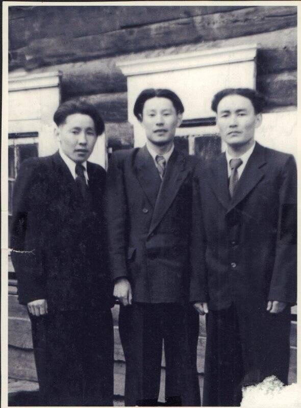 Фотокопия. М.Д. Ефимов с братом Петром Ефимовым и другом Кононом Гороховым, 1956 г.