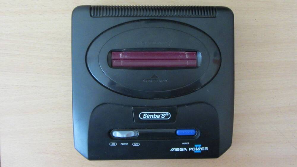 Приставка игровая Simba’s Mega Pauer II. Главный (консольный) блок, в корпусе чёрного цвета.