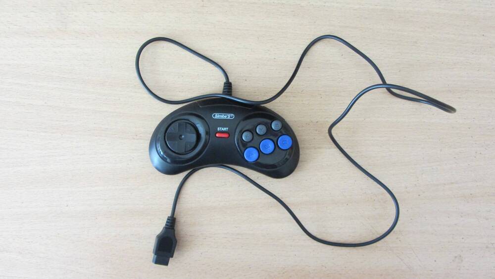 Джойстик от игровой приставки Simba’s Mega Pauer II, 6-кнопочный, кнопки голубого и серого цвета, корпус - чёрного.