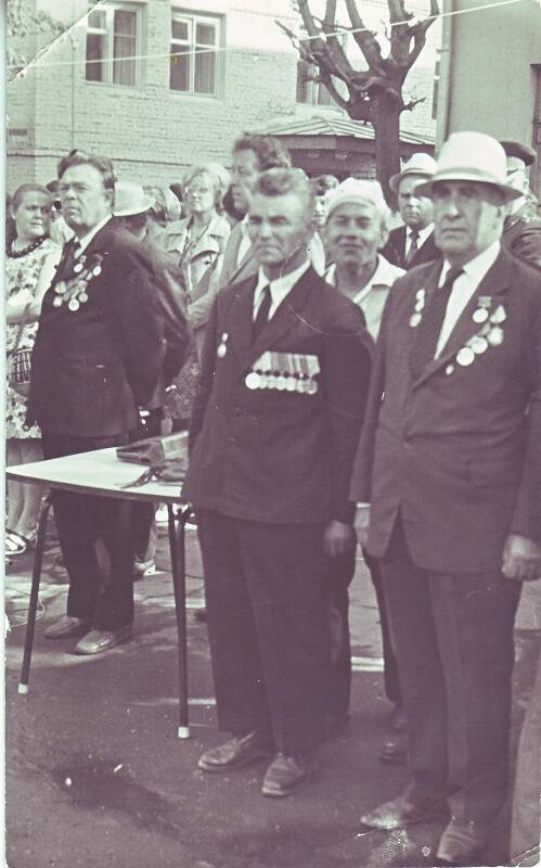 Фото. Ермолаев В.Г. и Авербах А.В. (стоят возле стола) на мероприятии, посвященном Дню Победы