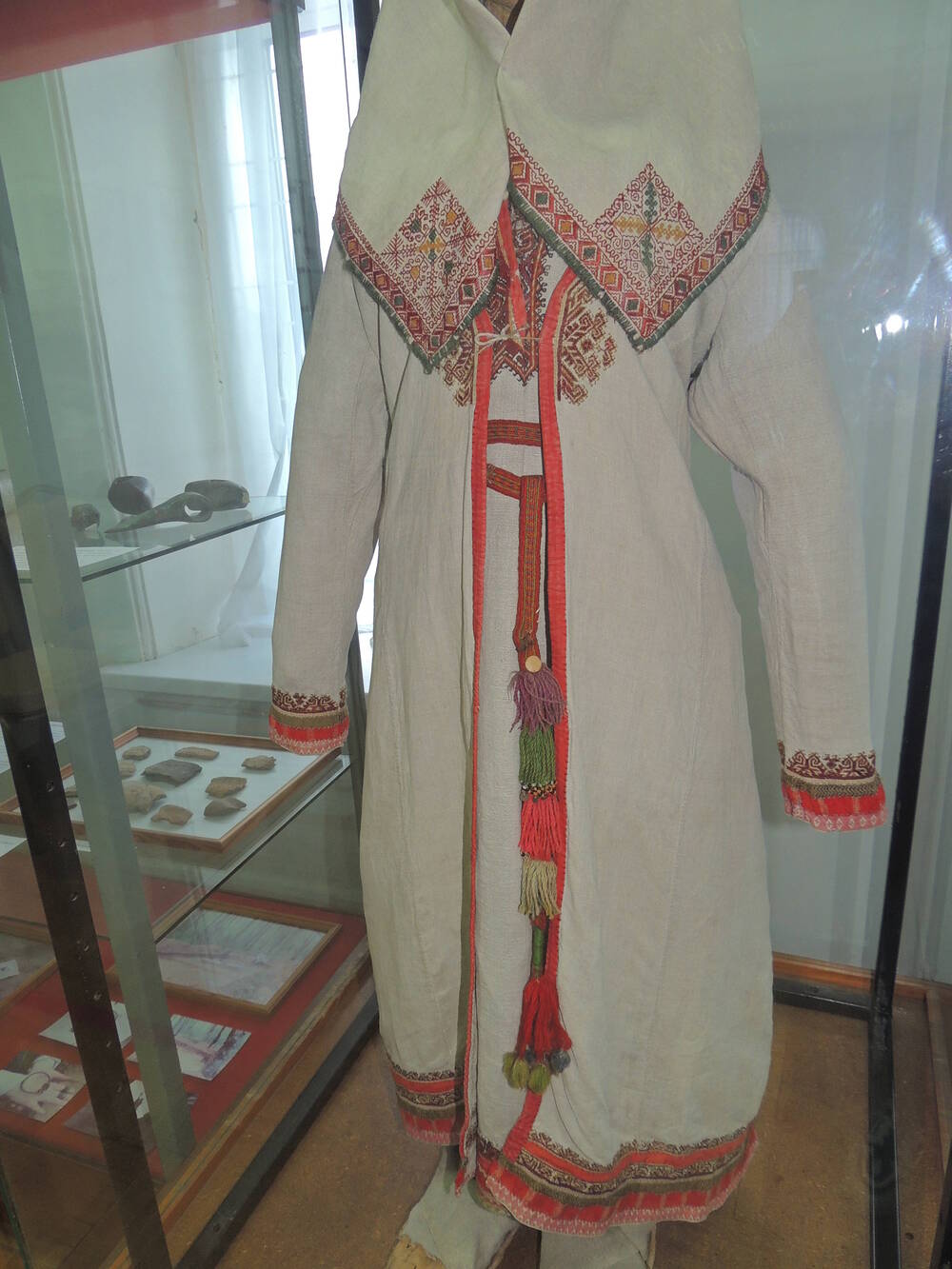 Женская марийская рубаха из белого холста с вышивкой из красной шерсти