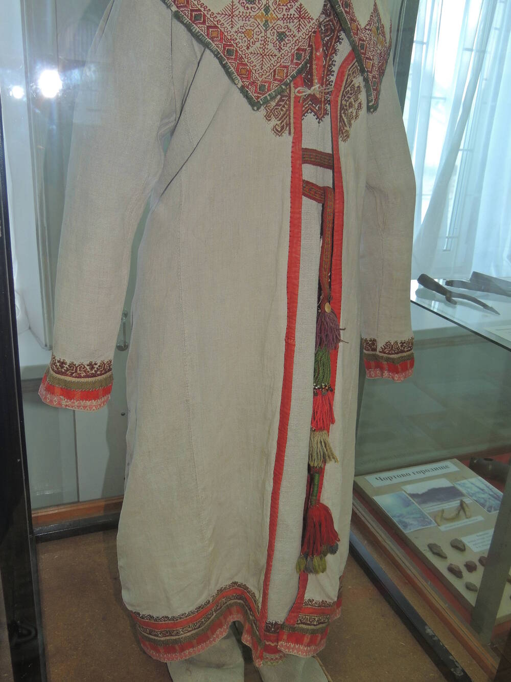 Балахон марийский из белого холста с вышивкой и отделкой из красного материала