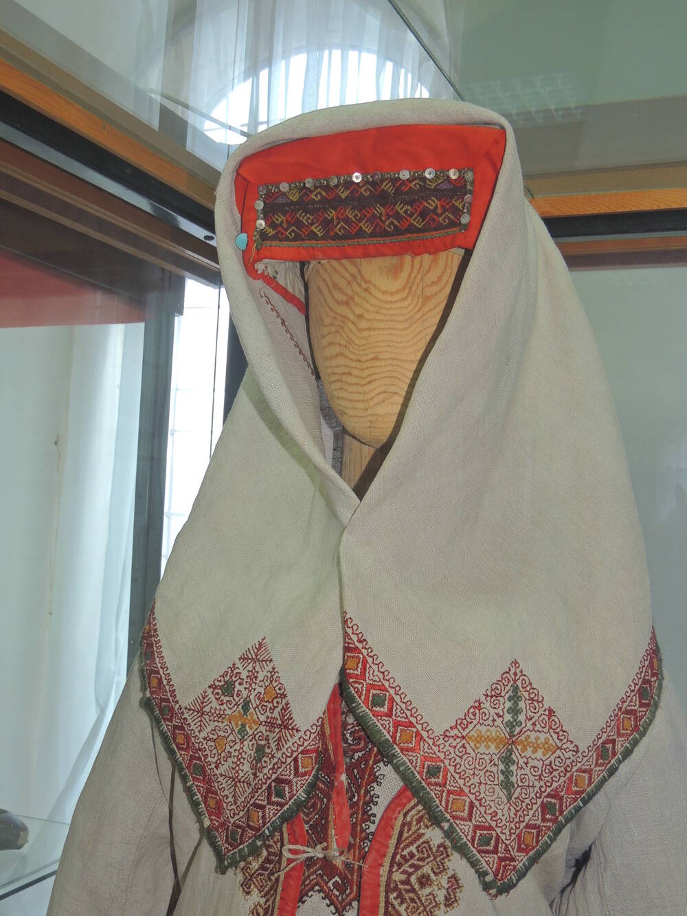 Платок головной марийский из белого полотна, вышитый