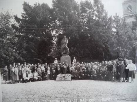 Фото: Школьная встреча - выпускники Ядринской школы у памятника павшим воинам.
