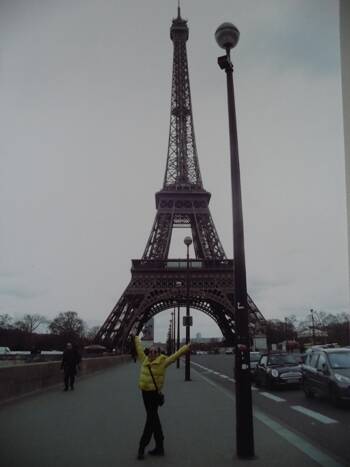 Фото: Тодинова Светлана перед Эйфелевой башней.