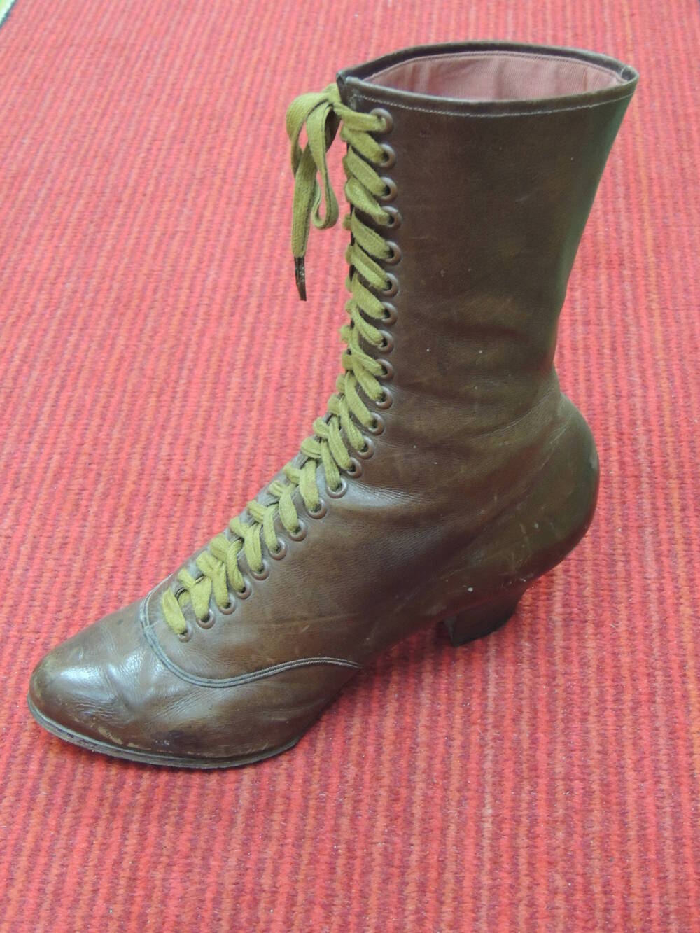 Ботинки женские хромовые на высоком каблуке, коричневые, на шнуровке (левый)