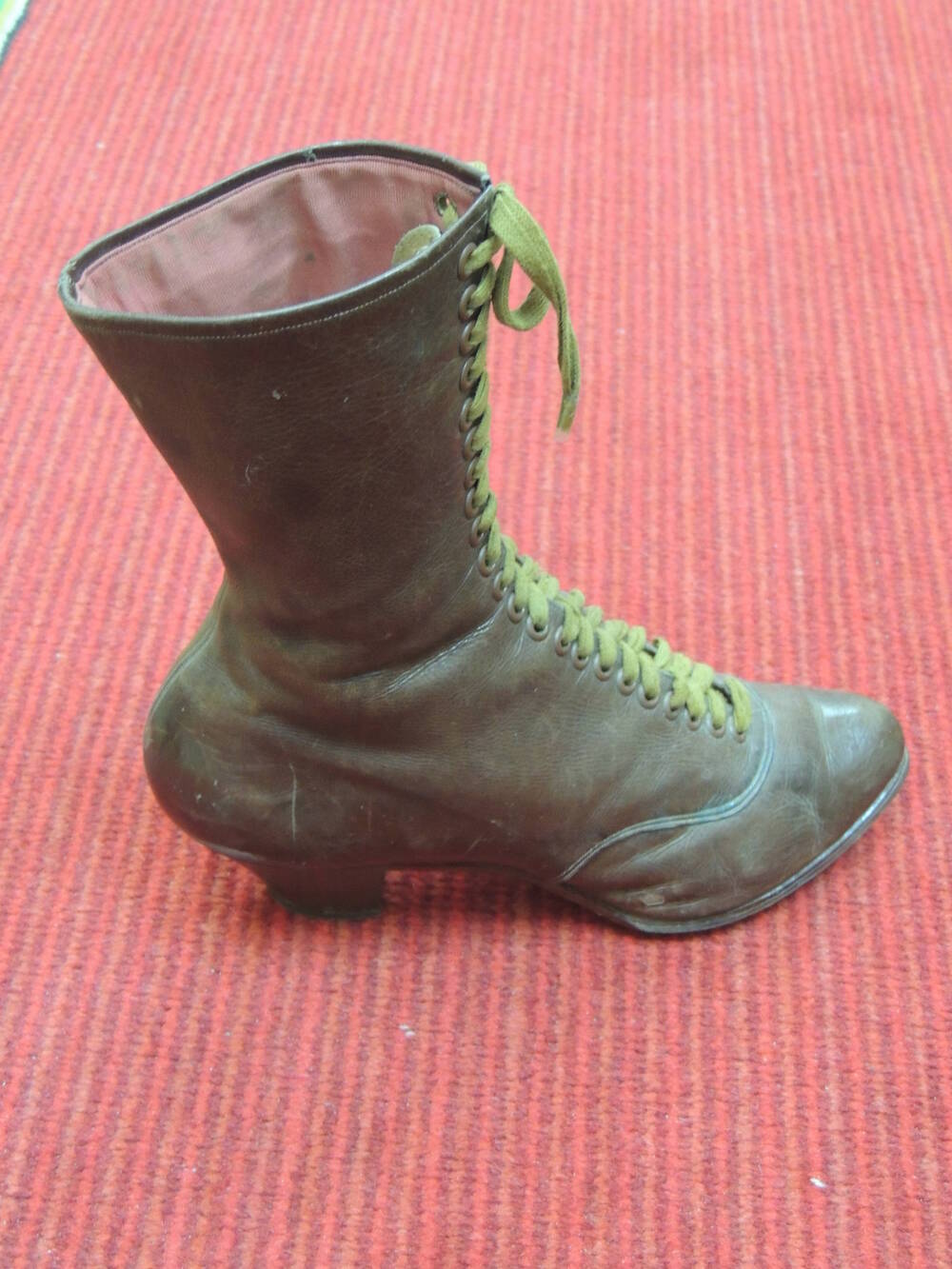 Ботинки женские хромовые на высоком каблуке, коричневые, на шнуровке (правый)