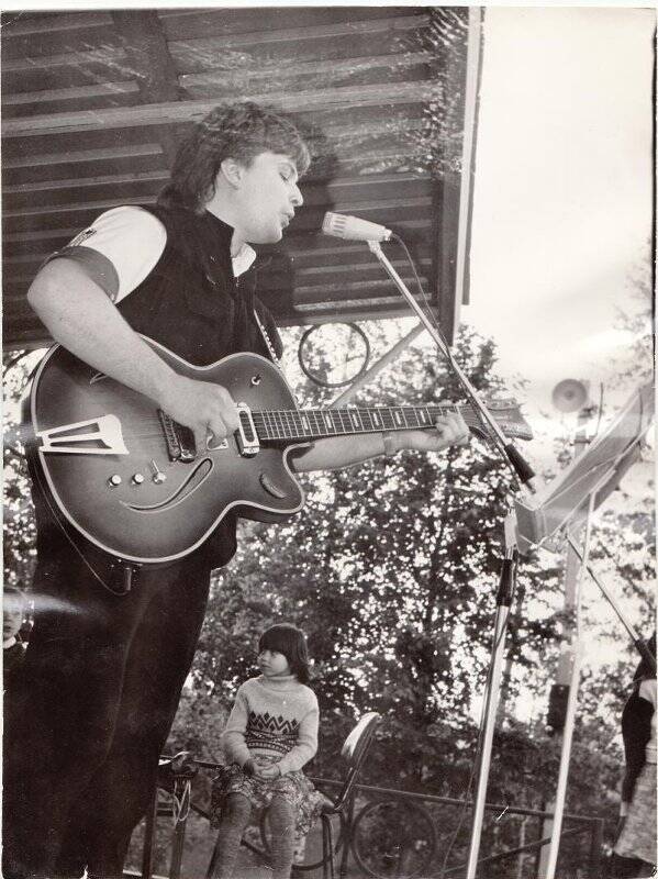 Фотография. День предприятия, 22.05.1998 год. парень с гитарой