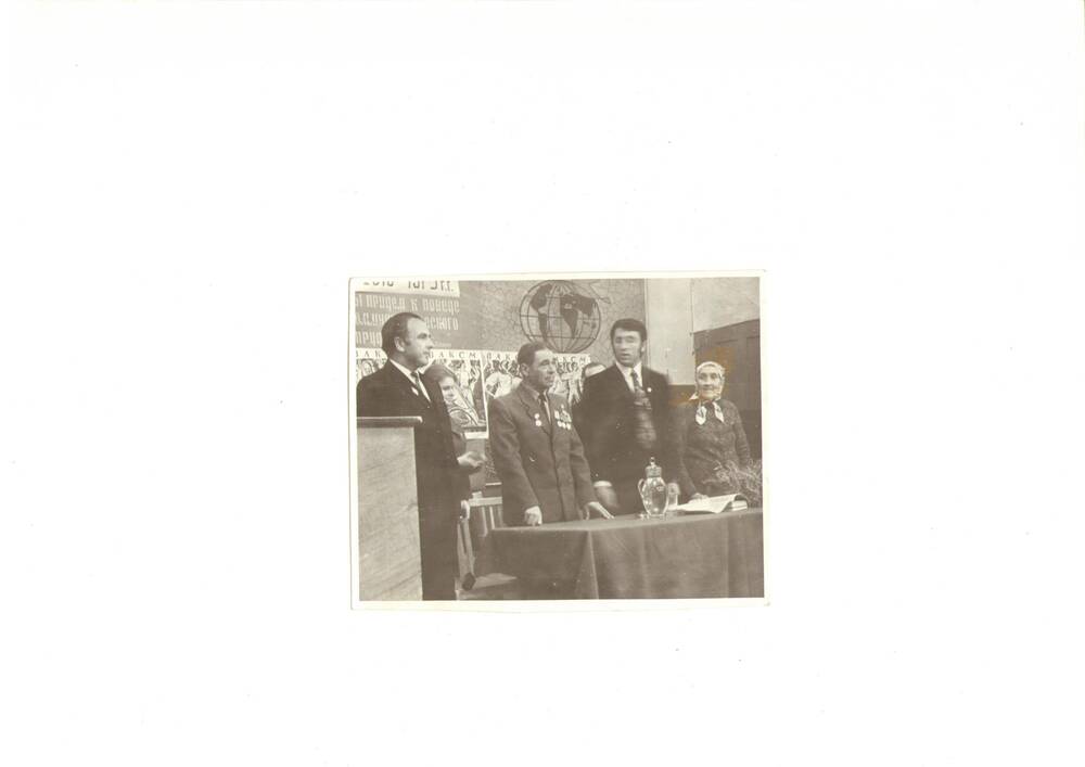 Фото черно-белое,  в рост   вручения комсомольских билетов учащимся технического училища №13 в Г. Калаче-на-Дону, 1968
