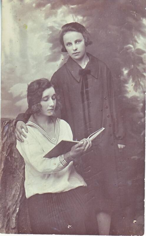 Фото. Одна из первых комсомолок г. Середы Охапкина Нина (стоит) с подругой Анной Смирновой