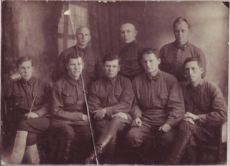 Фото. Слушатели курсов политработников. Первый слева в верхнем ряду Седышев П.И.(1902-1938)