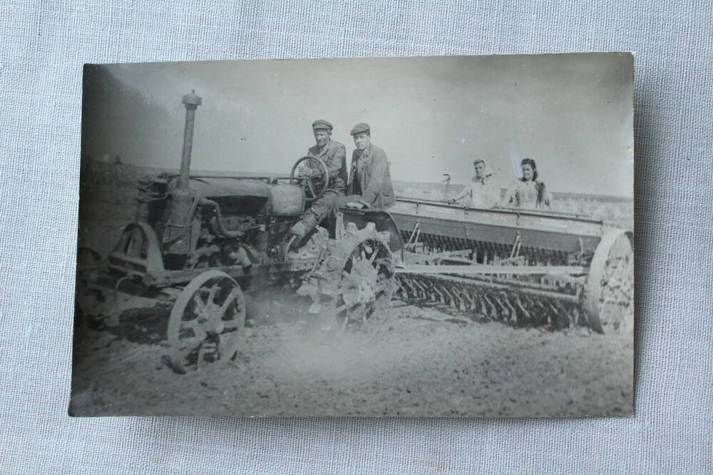 Фотография. Сев озимых на поле колхоза Знамя Октября