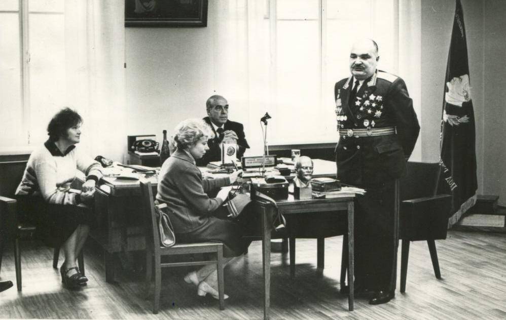Фото ч/б групповое Полнов Г.Ф.в рабочем кабинете в центре за столом, слева сидит 3-ий секретарь ГК КПСС Т.И.Чеснокова
