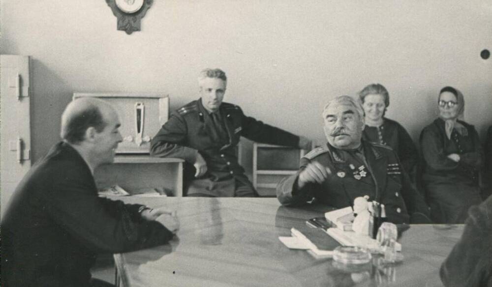 Фото ч/б групповое,Полнов Г.Ф в рабочем кабинете разговаривает с генерал-лейтенантом танкового корпуса В.М.Бадановым