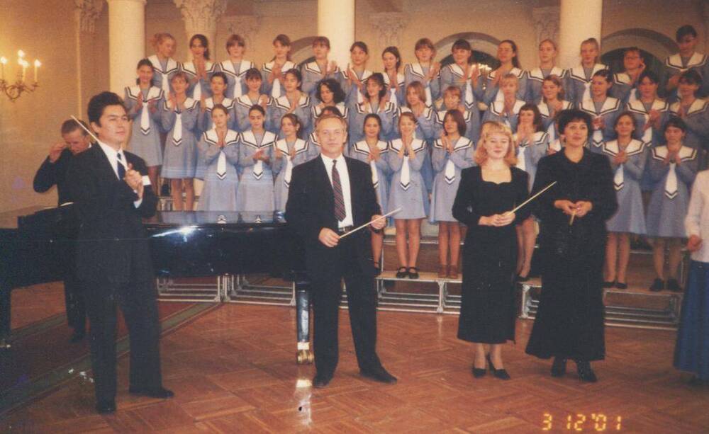 Фото цветное групповое,хор девочек и руководители
