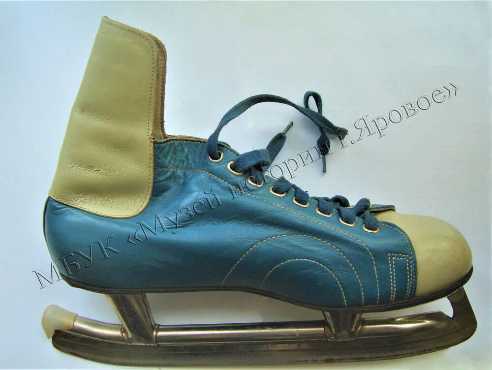 Коньки хоккейные (ботинок левый из пары).