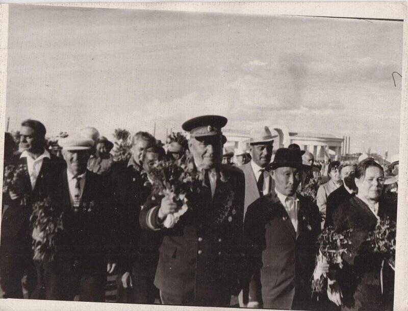 Фотография. Генерал - майор Притузов А.И. с земляками в Якутске.1967г.