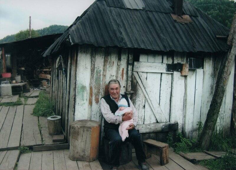 Фотография «Улагашев Михаил Карманович с внуком – житель с. Урлу – Аспак Майминского района».