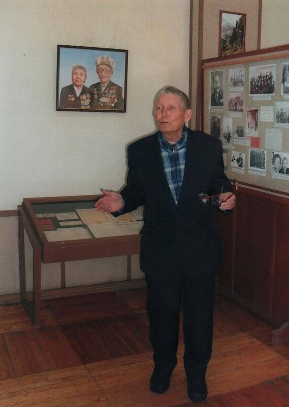 Фотография «Ветеран ВОВ Тырышкин Николай Макарович на выставке» «Солдаты, труженики, творцы» 2010 год
