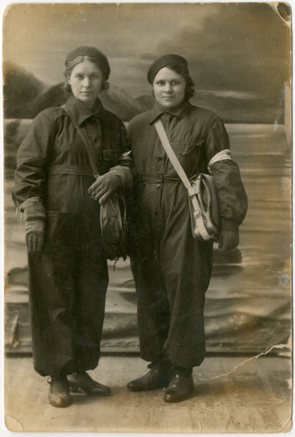 Н п середина. Фото состаренные девушек военных времен анфас. На фотографии изображены две женщины их действия.