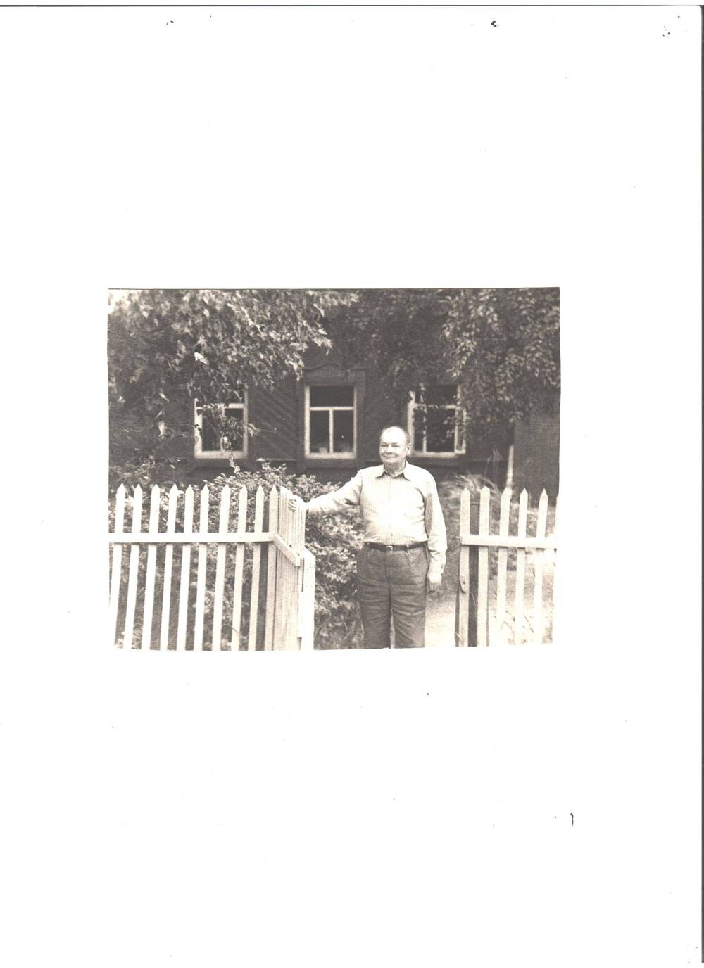 Фото сюжетное, черно-белое, снятое в 1970-х гг. На снимке: Ямалов Бари Фасхиевич, стоит у своего дома, время летнее, на деревьях листья. Снимался без верхней одежды, без головного убора, стоит у открытой калитки