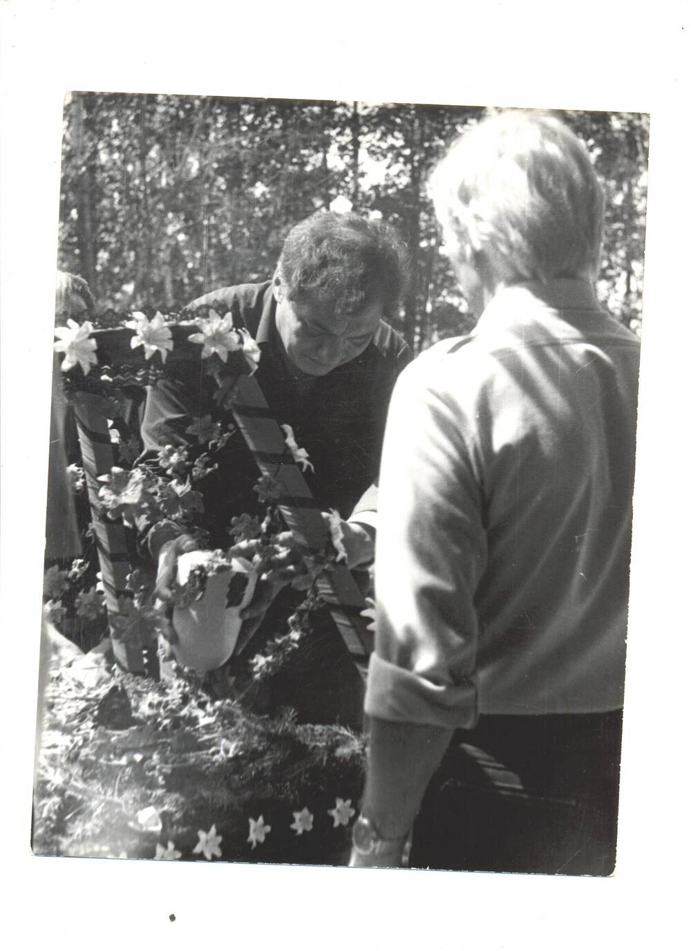 Фото. Траурный митинг. Поволяев поднимает с траурных носилок урну с прахом писателя А. Соболева. Июль, 1986 г.