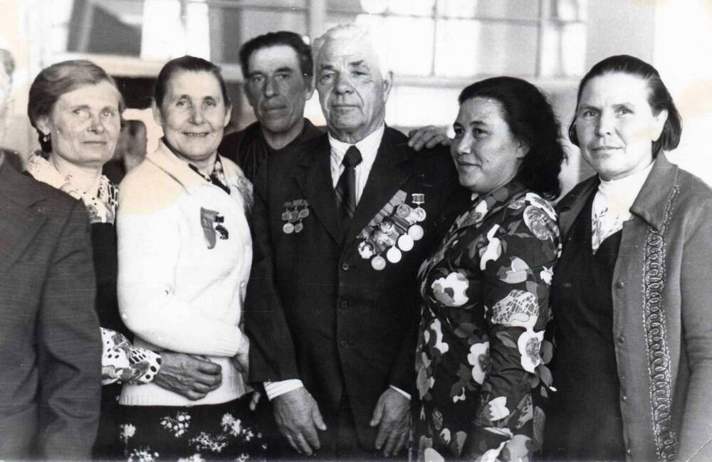 Фотография ч/б, групповая. Каманин А.И. -директор зерносовхоза в 1954 году, 4-й слева и первоцелинники.