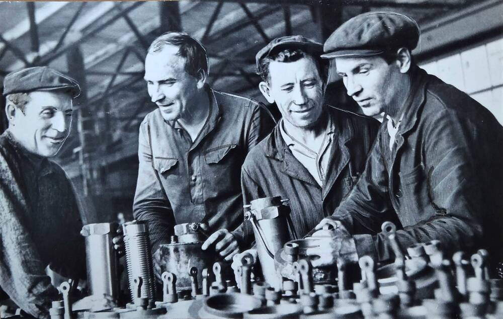 Фото. Бригада домкратчиков во главе с Крайних Ю.П. Петуховского литейно-механического завода.