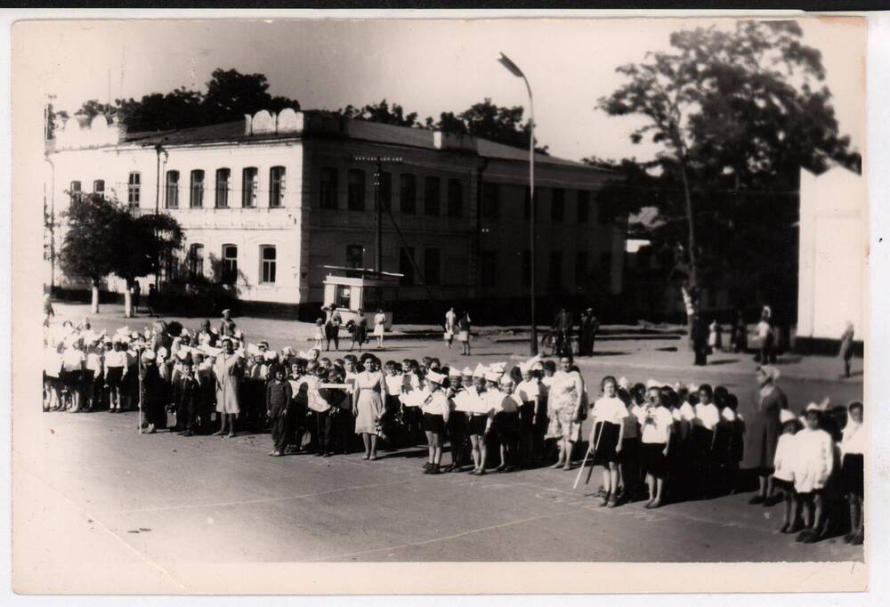 Фотография  Группа школьников на площади перед Вознесенским ДК