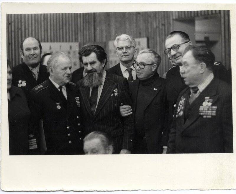 Фото. Адмирал Захаров С.Е. (второй слева) и Дважды Герой Советского Союза Леонов В.Н. (третий слева) в группе ветеранов войны.