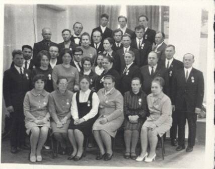 Фотография. Большая группа награжденных медалями  строителей, после вручения наград. Май 1971г.
