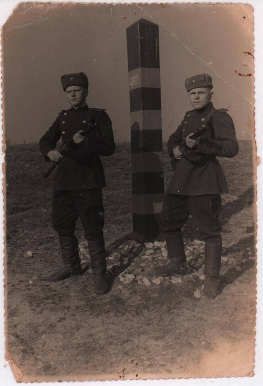 Фотография Двое военных у пограничного столба