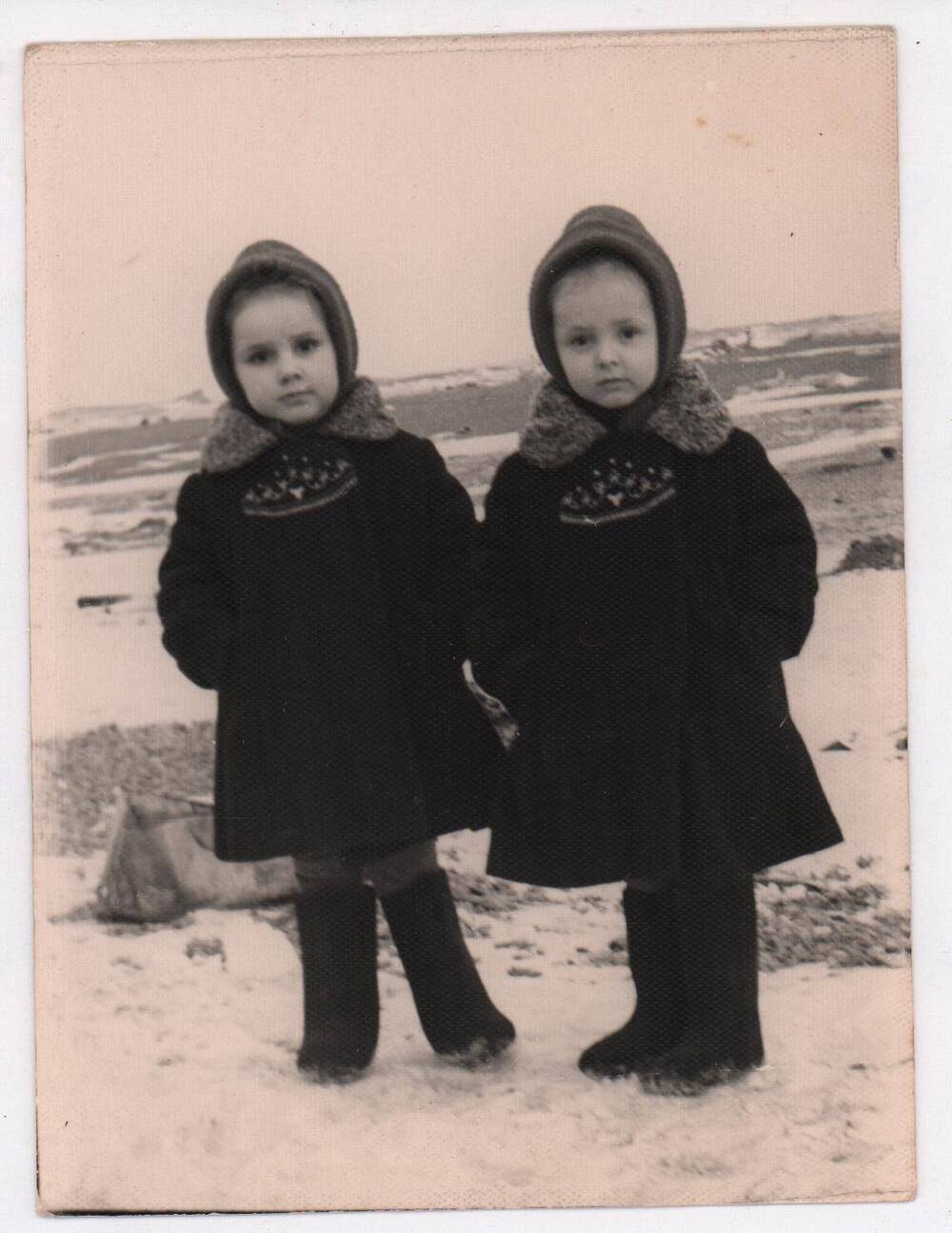 Фотография Две девочки. Зимние прогулки, город Лабинск