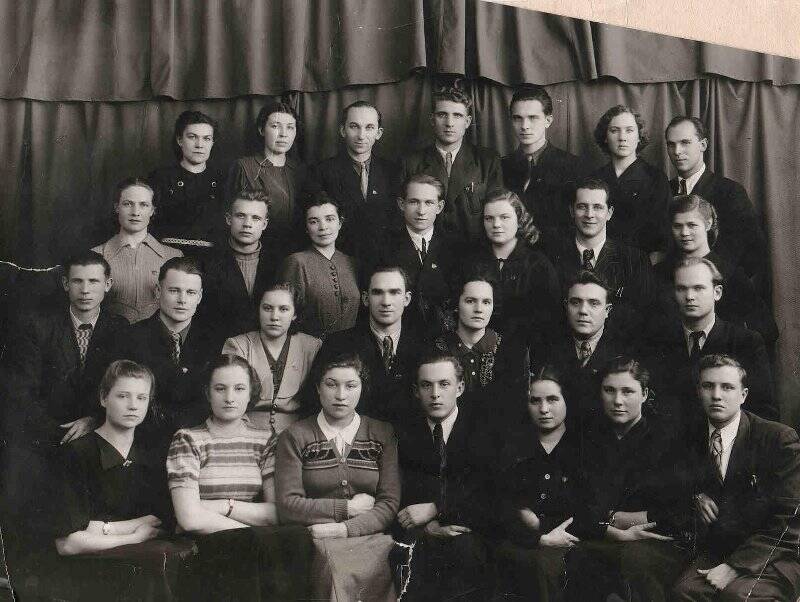 Групповая фотография. Участники областного комитета - семенара 2-х секретарей райкомов ВЛКСМ, 7 марта 1956 г.