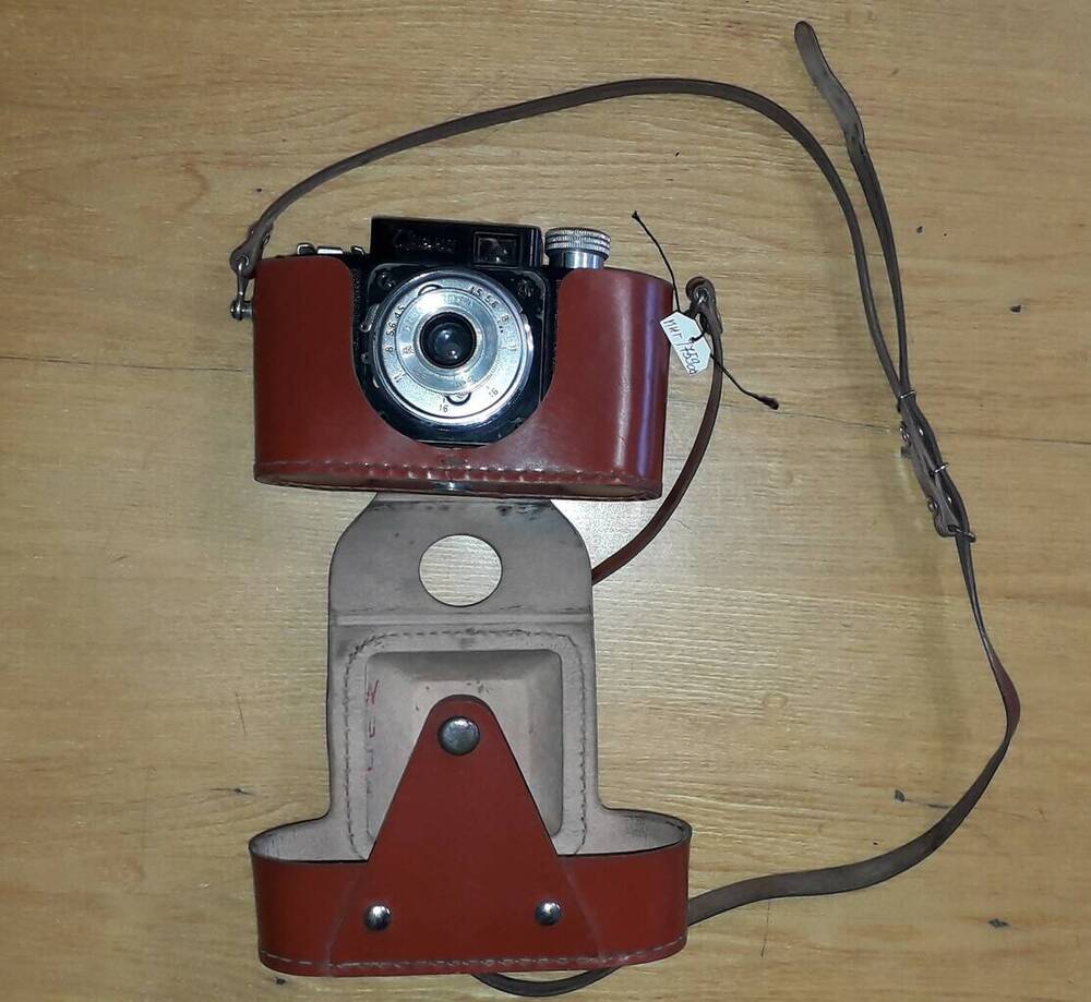 фотоаппарат шкальный Смена в кожаном футляре на ремешке 
